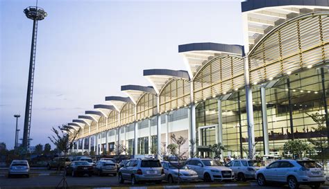 Auto un kravas auto noma Phnom Penh Airport .